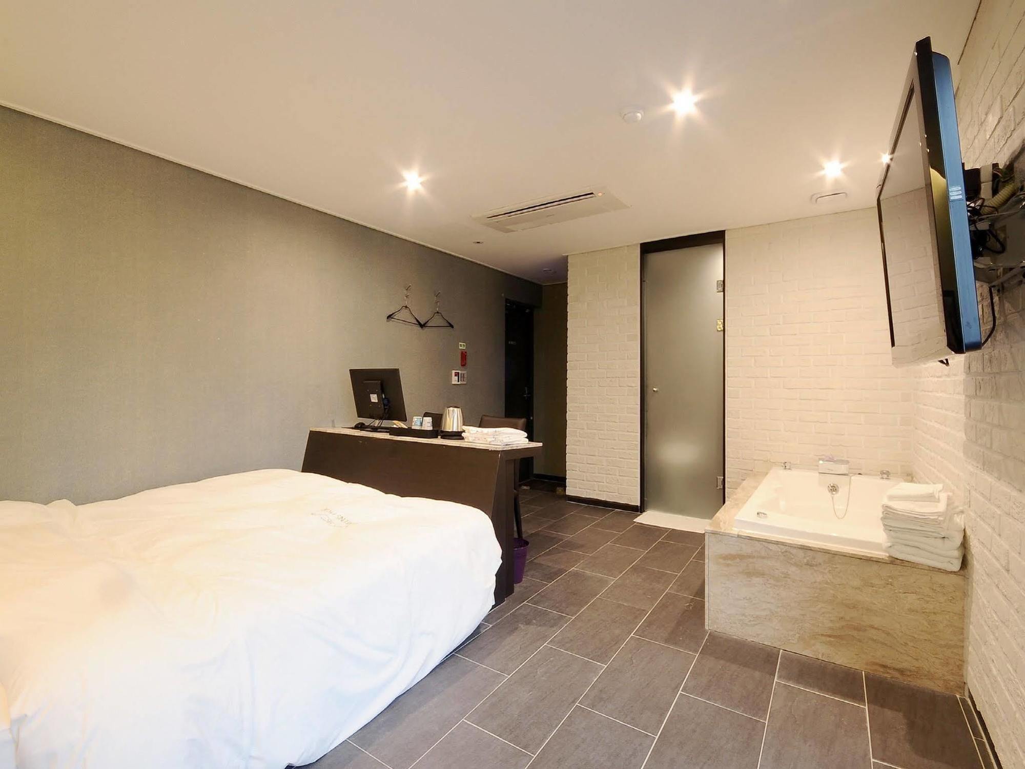 Queens Hotel Seomyeon Busan Ngoại thất bức ảnh